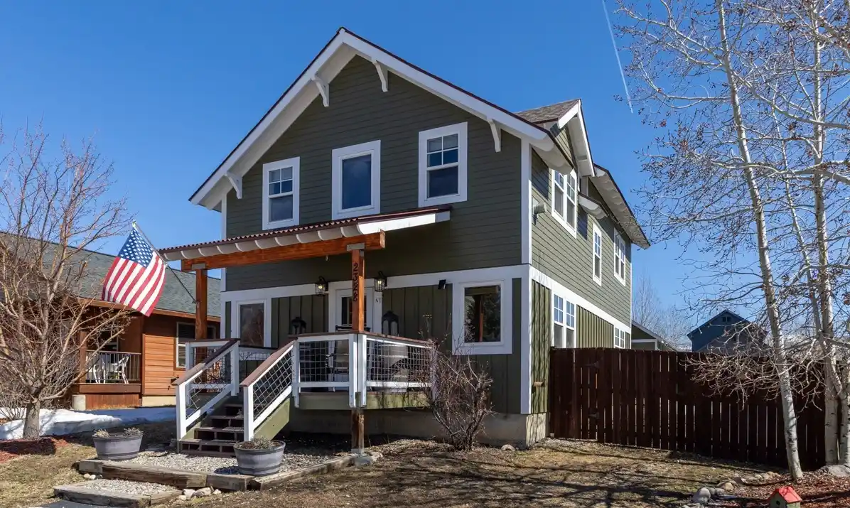 Charming Mountain-view West End Village