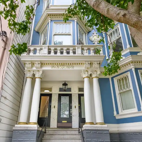 ELEGANTLY UPDATED TOP-FLOOR TOP-FLOOR CONDO IN COLE VALLEY