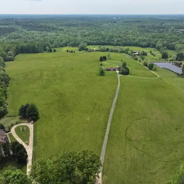 PRIVATE FARM RETREAT WITH BARNS AND POND