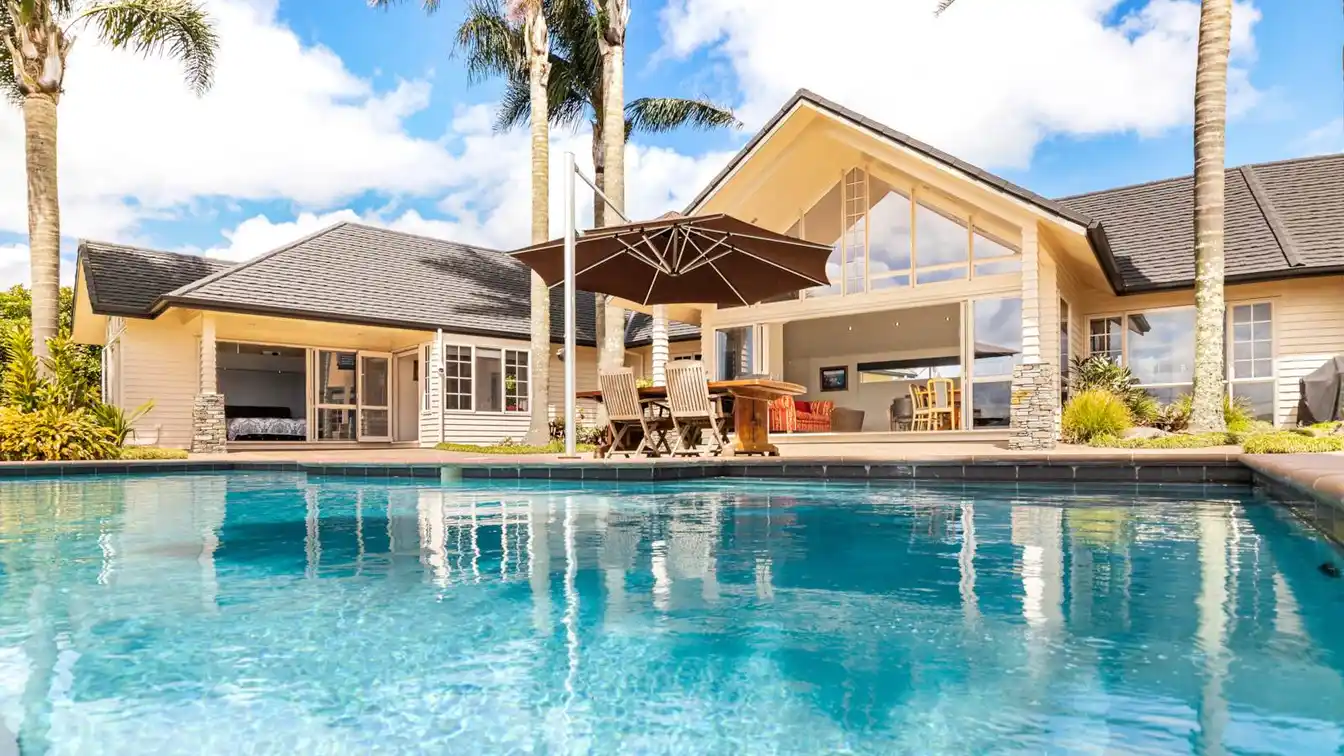 Large and Luxurious Family Living in Karaka