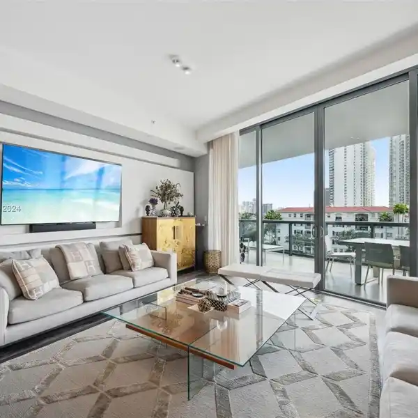 CORNER RESIDENCE AT ECHO AVENTURA