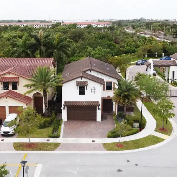 EXQUISITE HOME IN AN EXCLUSIVE COMMUNITY