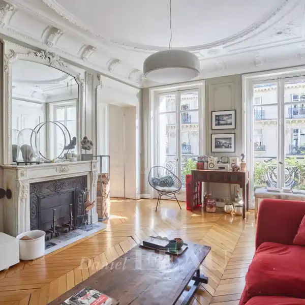 SPACIOUS APARTMENT STEPS TO PARC MONCEAU