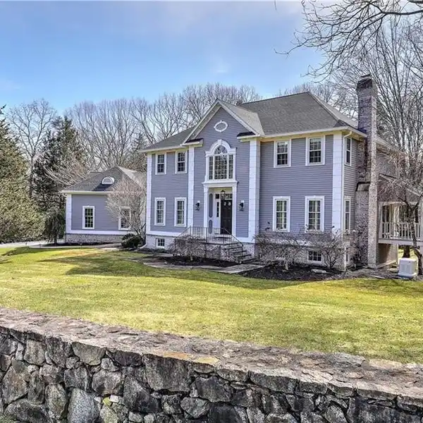 BEAUTIFULLY RENOVATED COLONIAL IN HOWLAND FARM