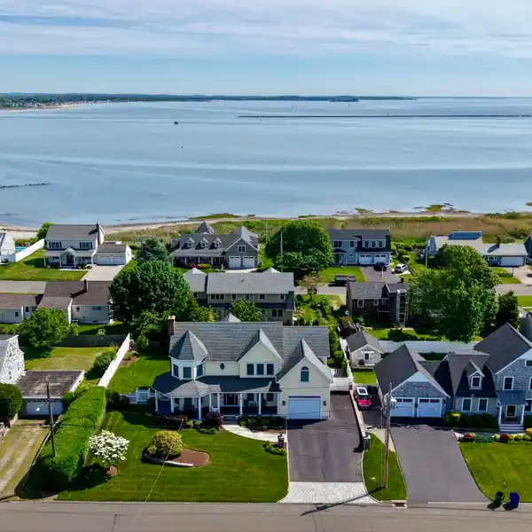 ELEGANT VICTORIAN-STYLE COLONIAL IN THE HEART OF LORDSHIP