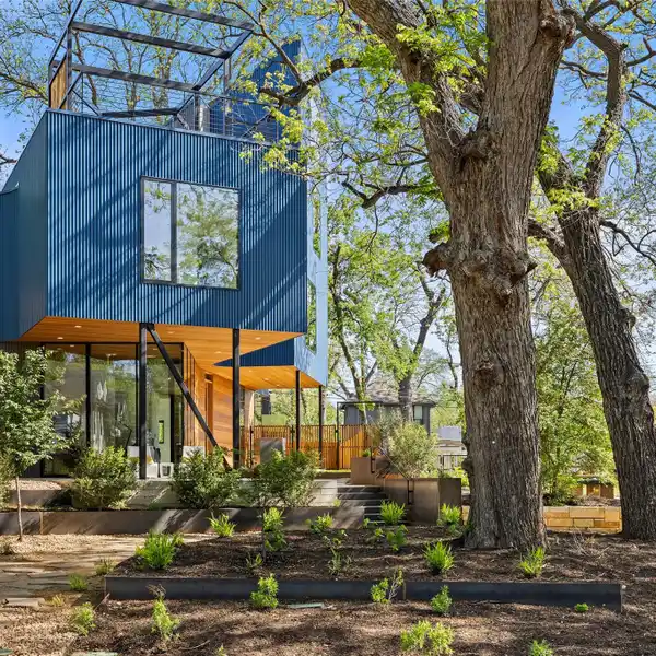 SOPHISTICATED NEW CONSTRUCTION