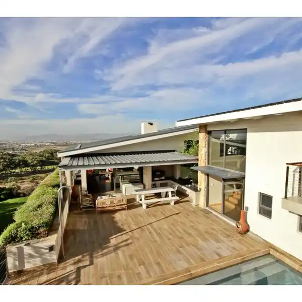 SPACIOUS CONTEMPORARY HOME WITH SWEEPING VIEWS