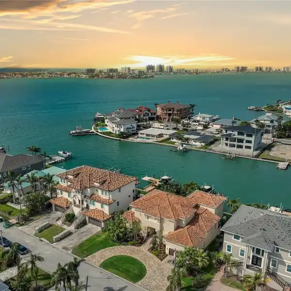 EXCEPTIONAL BELLEAIR RESIDENCE
