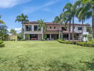 Elegant Living Surrounded by Natural Beauty
