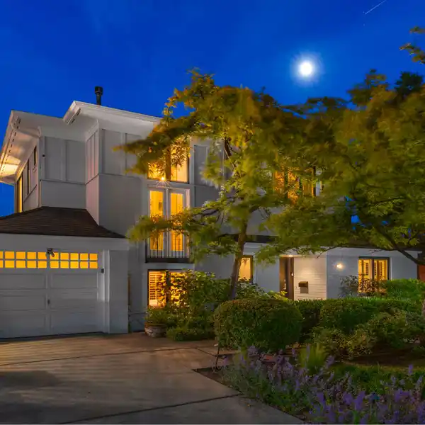 STUNNING HOME IN THE HEART OF QUEEN ANNE