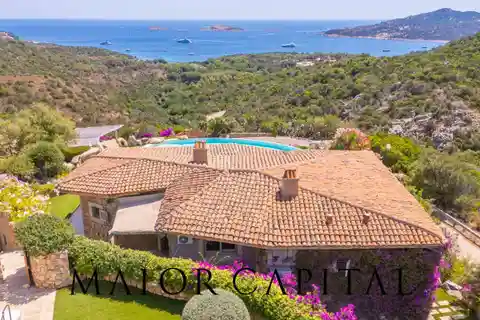 Mediterranean Elegance with Contemporary Architecture