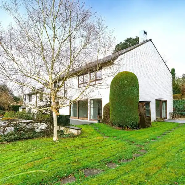 MODERNIST HOUSE IN A QUIET LOCATION