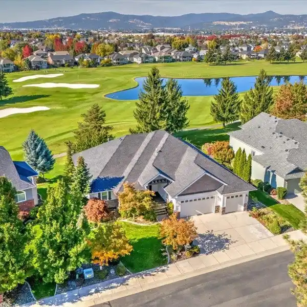 REMARKABLE GOLF COURSE HOME