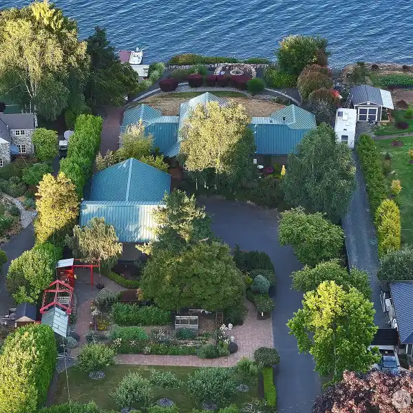 MAGICAL WATERFRONT RETREAT