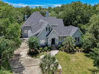 Beautifully Renovated Retreat on a Serene Saltwater Lagoon