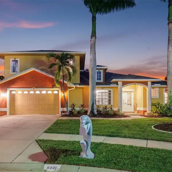 SEA OAKS EXECUTIVE HOME WITH RESORT-STYLE POOL & SPA