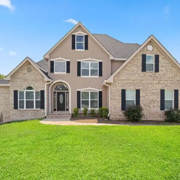 MODERN LUXURY LIVING WITH SPACIOUS OPEN CONCEPT