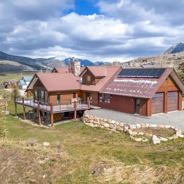 MOUNTAIN CHARM WITH MODERN UPDATES