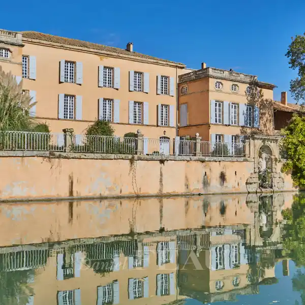 EXCEPTIONAL PROPERTY IN A PRIME LOCATION