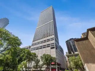 Elegant High-Rise Retreat on Magnificent Mile