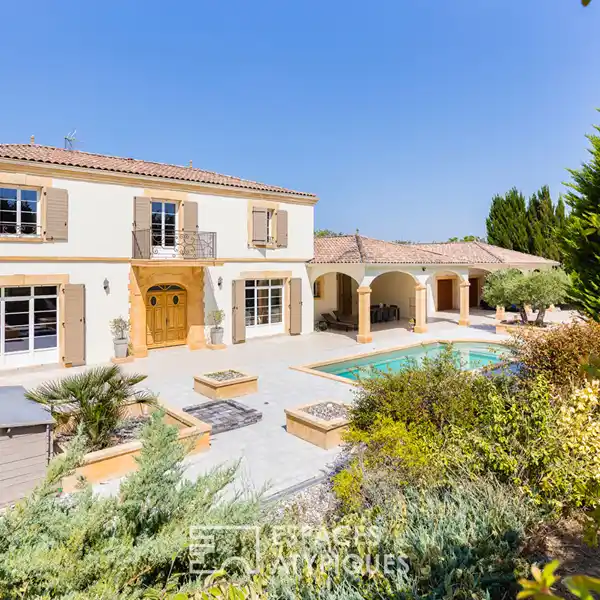 ARCHITECT-DESIGNED VILLA ON WOODED PROPERTY