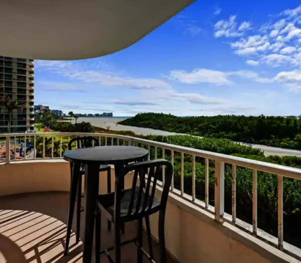 BEAUTIFULLY DECORATED TURNKEY UNIT