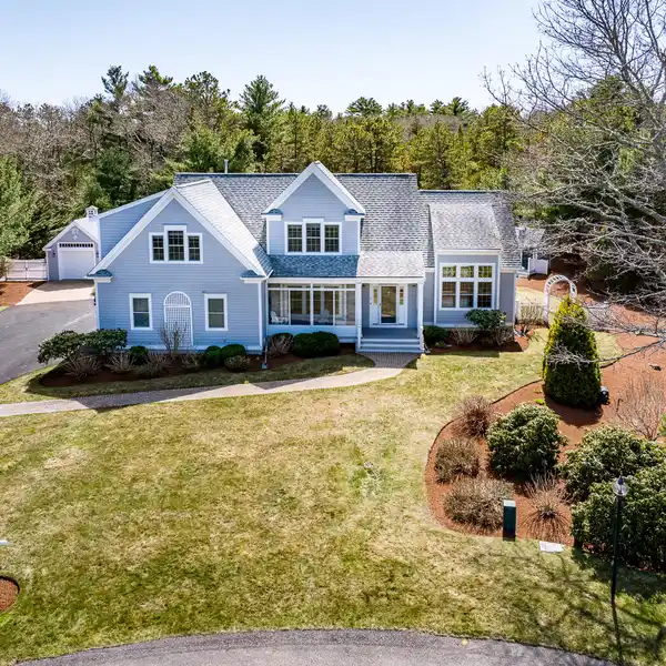 BEAUTIFUL HOME ON A QUIET CUL-DE-SAC