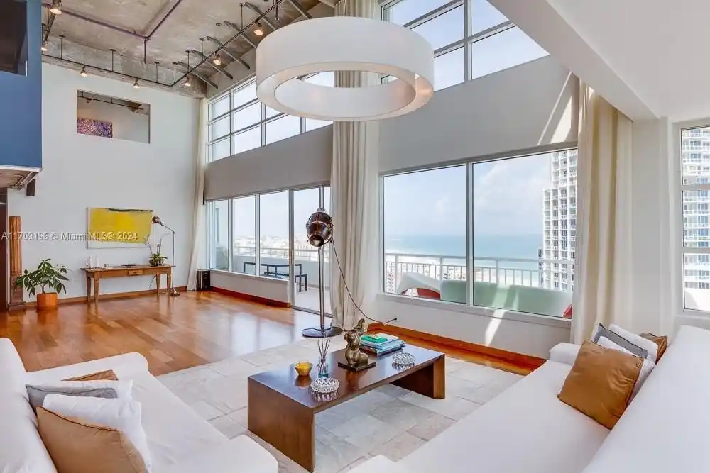 Beautiful Penthouse in the Desirable South of Fifth