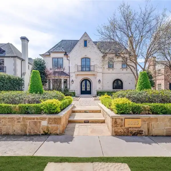 MODERN LUXURY WITH TRANQUIL LIVING