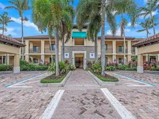 Gorgeous End Unit in the Cottages at Naples Bay Resort