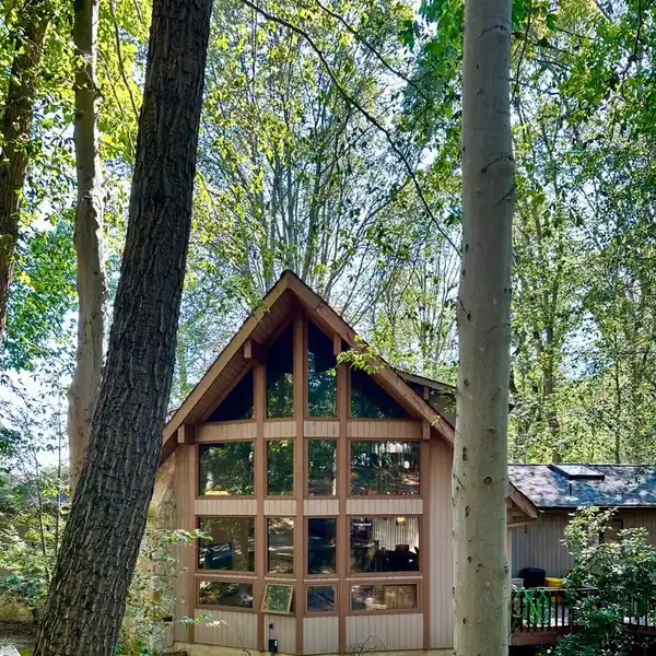 BEAUTIFUL CUSTOM HOME IN A FAIRTYTALE SETTING