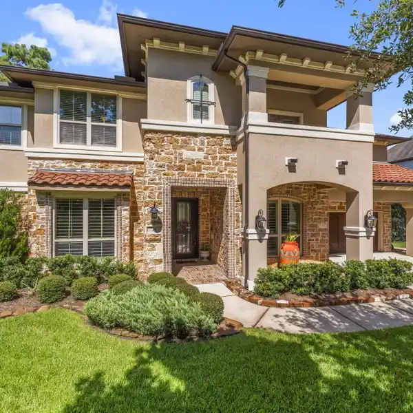 ELEGANT TOMBALL HOME WITH SOARING CEILINGS, MEDIA ROOM & POOL
