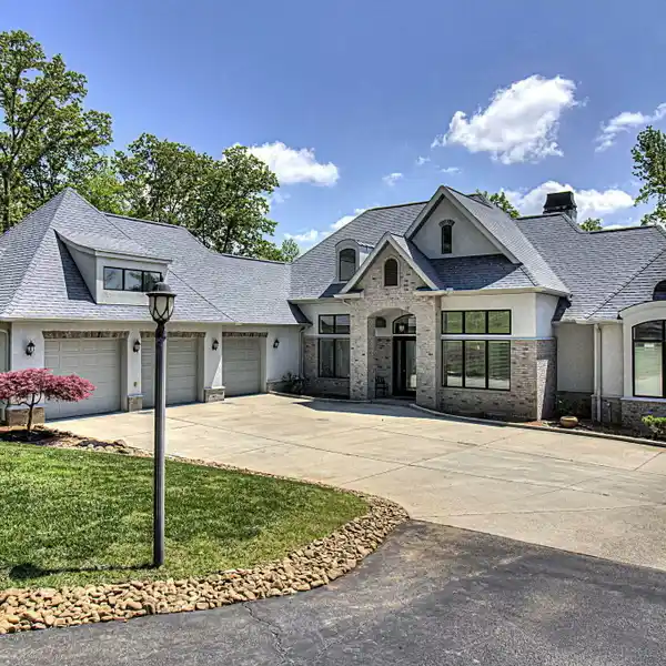 BEAUTIFUL FIVE BEDROOM LAKEFRONT HOME IN GRANDE VISTA BAY