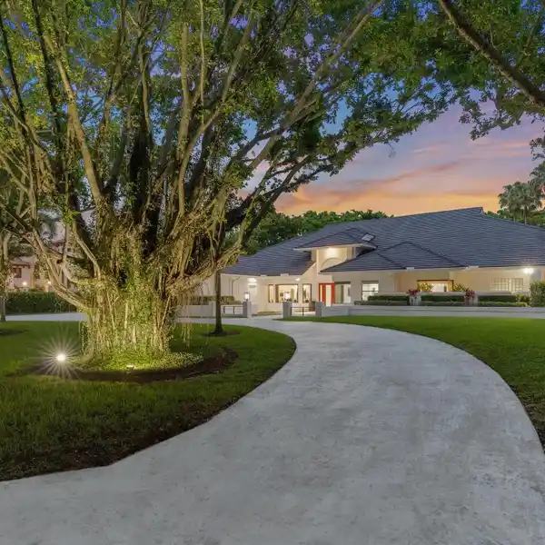 EXCEPTIONAL HOME IN EXCLUSIVE LONG LAKE ESTATES