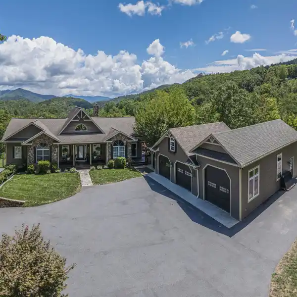 CUSTOM-BUILT BLUE RIDGE MOUNTAIN ESTATE
