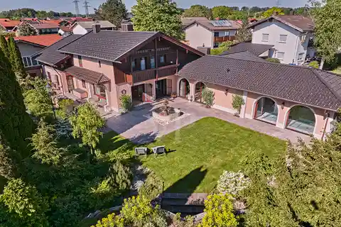 Architecturally Interesting Villa Estate in Impressively Designed Park