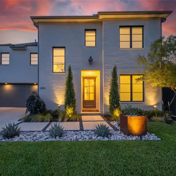 CONTEMPORARY PRIVATE OASIS