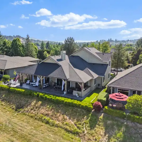 SOPHISTICATED FAIRWAY HOME WITH DESIGNER ENTERTAINING SPACES