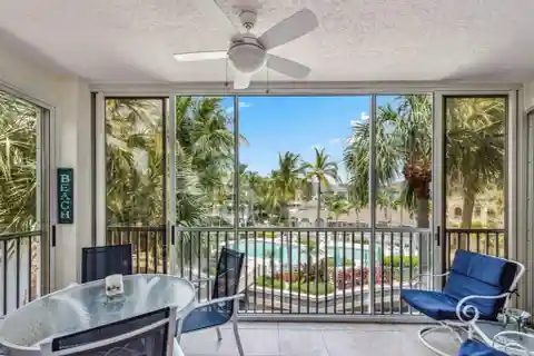 Light and Bright End Unit in Pebble Creek