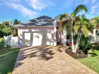 Elegant Open-Concept Retreat Near Mercato & Ritz-Carlton