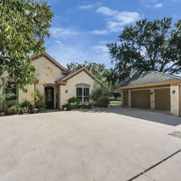 SPACIOUS HOME WITH GUEST SUITE, STUDY, AND UPGRADED SYSTEMS