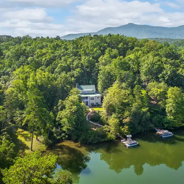 IDYLLIC LAKEFRONT HOME