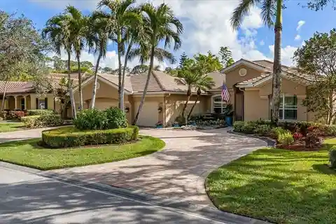 Beautiful Single-family Home in Sought-after Wilshire Lakes