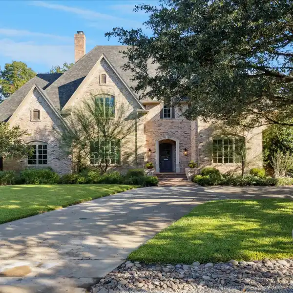 EXQUISITELY UPDATED PRESTON HOLLOW RESIDENCE