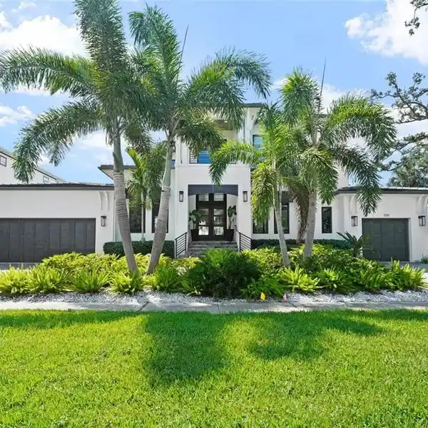 DAVIS ISLANDS MODERN COASTAL WATERFRONT HOME