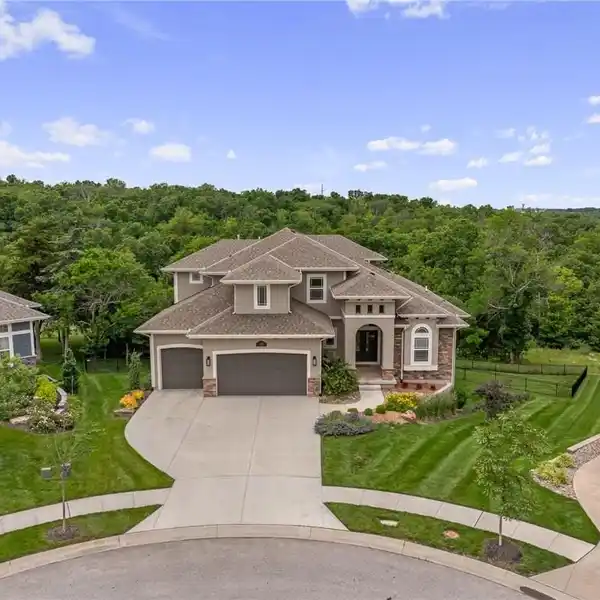 IMMACULATE HOME ON A PRIVATE CUL-DE-SAC