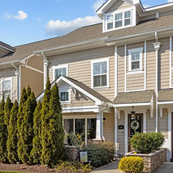 LUXURIOUS TOWNHOME ON LAKE DAVIDSON