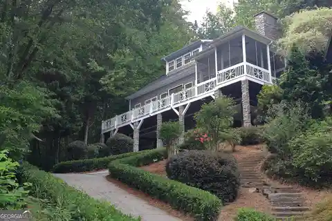 Cedar Shake Cottage in Perrin Cove at Lake Burton