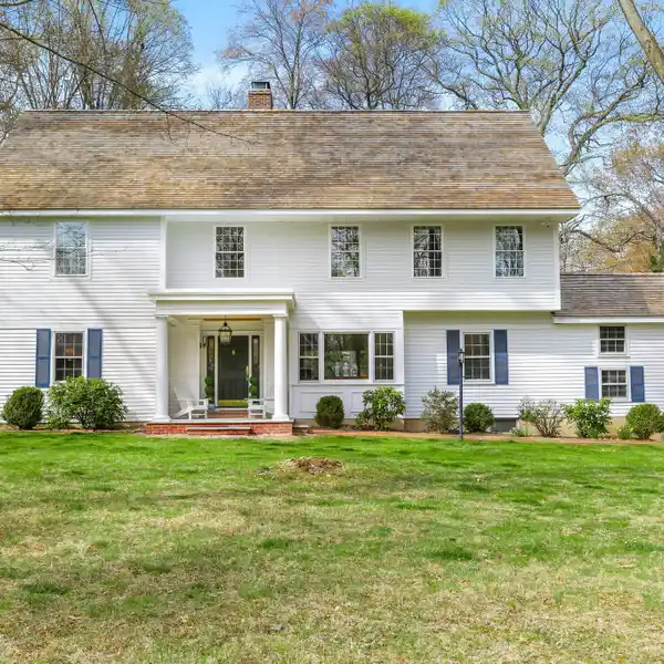 UPDATED COLONIAL BLENDING CHARM WITH MODERN LIVING