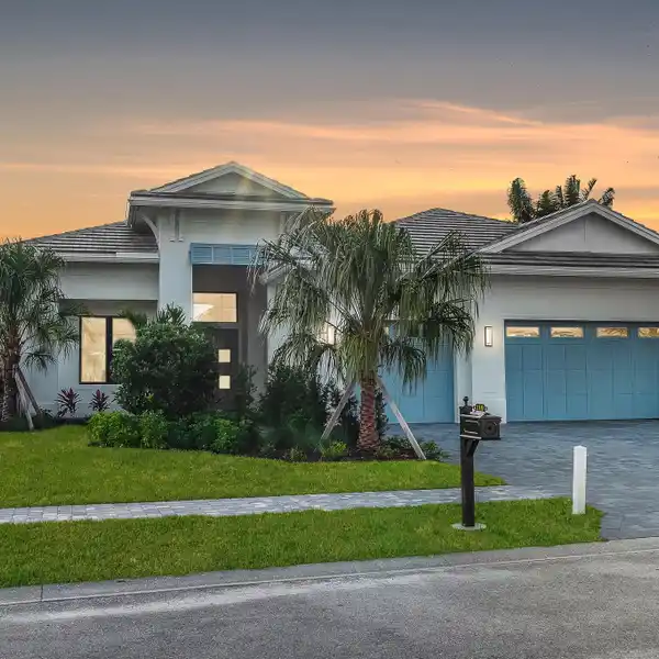 FANTASTIC COASTAL MODERN